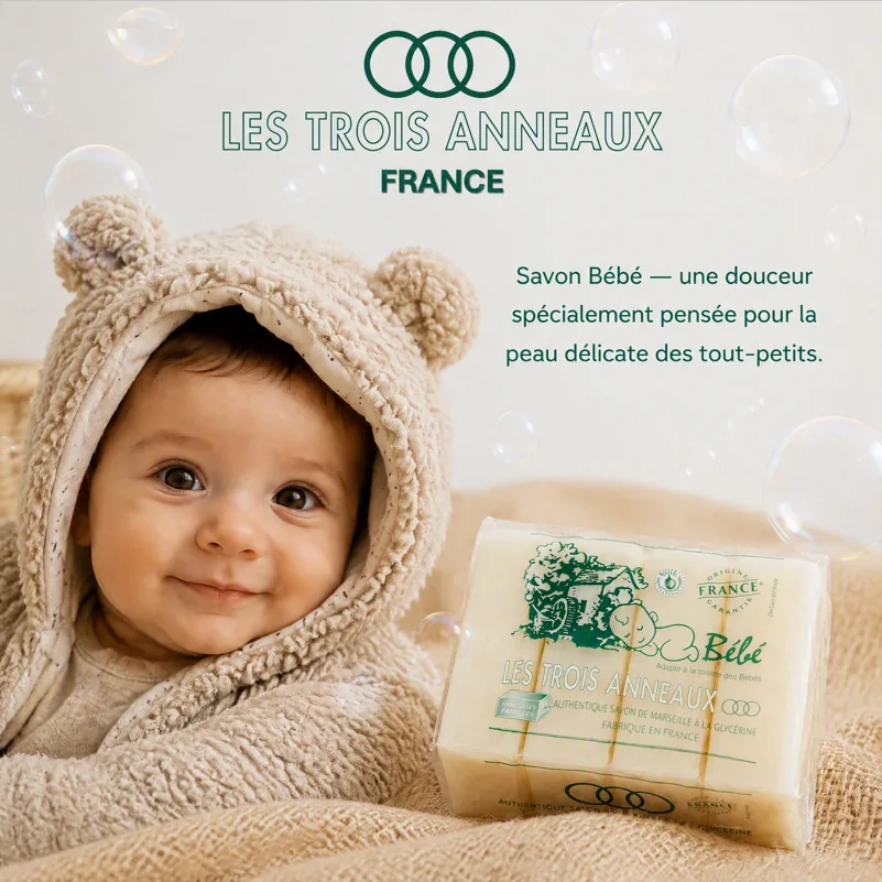 Savon Bébé : un bébé souriant dans un peignoir à oreilles d'ourson